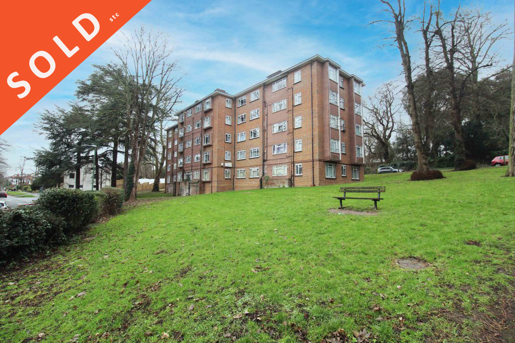 Radcliffe Gardens, Carshalton. £270,000 Leasehold. Two Bedroom
